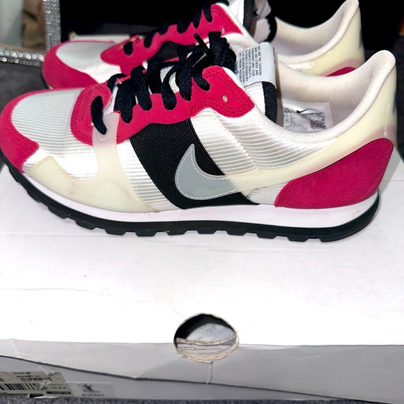 Nike Tennis Shoes. - Picture 8 of 8